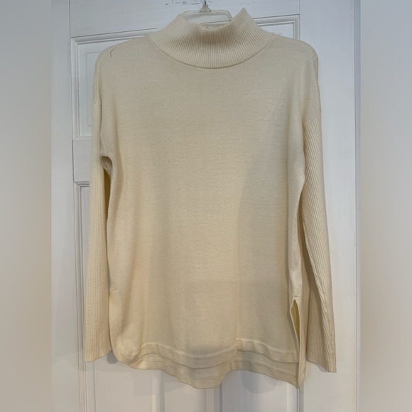 Vince Camuto Sweaters - Vince Camuto Soft Cream Crew Neck Sweater, size XS